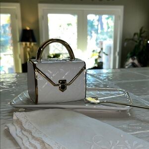 Elegant White and Gold Zubebe Handbag Mug Set